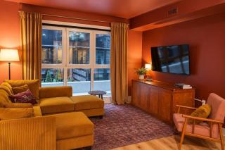 Luxury King 2BR 4 Beds Sleeps 8 Near the Met - 0