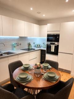 Modern Luxury Apartment With City Centre Views - 4