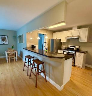 Forest Retreat Suite Near Lakes, Trails&SkyTrain - 8