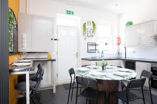 5 Bedroom House in Ashton-under-lyne with Free Parking and Easy Access to City Centre - 3