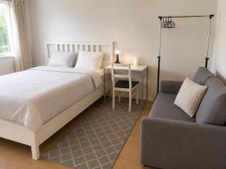 Cozy 2-Bedroom Apartment- 300m to Metro & Shops - 9