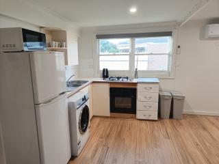 Cozy 2 Bedroom Apartment - Train Station - 7
