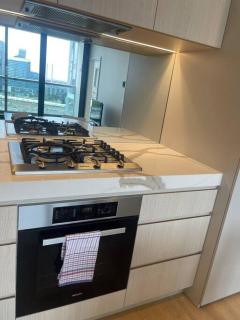 Sweet 1BR Apt with Work-Ready Desk near Queen Victoria Marke - 5
