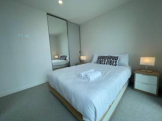 Sweet 1BR Apt with Work-Ready Desk near Queen Victoria Marke - 3
