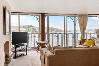 Spacious Harbourfront Apartment - Walk to Town - 7