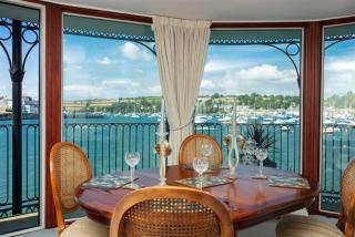 Spacious Harbourfront Apartment - Walk to Town - 3
