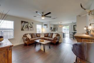 Private Yard & Deck! Group-Friendly Haven in Manor - 5