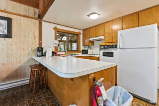 Chalet at Rainier Lodge (0.4 miles from the entrance) - 3