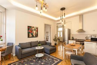 Large 4BR Oasis in Central Budapest AC- BP Sky - 0