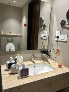 Orchid Stayz - Couple Friendly Luxury and premium 1bhk Studio with Aravali View, free parking and wifi at AIPL Joy Square at Golf Course extension, sec 63A - 4