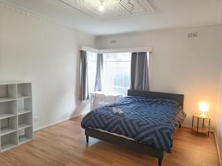 Spacious and Comfortable Queen Room - Train Station - SA4 - 4