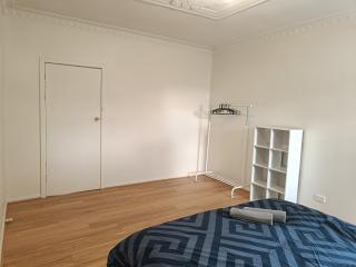 Spacious and Comfortable Queen Room - Train Station - SA4 - 2