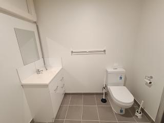 Spacious and Comfortable Queen Room - Train Station - SA4 - 1