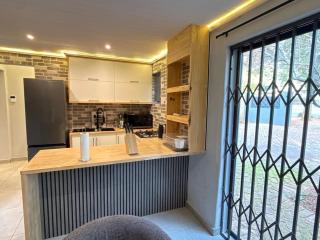 Modern Enclosed 1-Bedroom Guesthouse in Meyerspark - 8