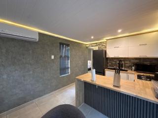 Modern Enclosed 1-Bedroom Guesthouse in Meyerspark - 6