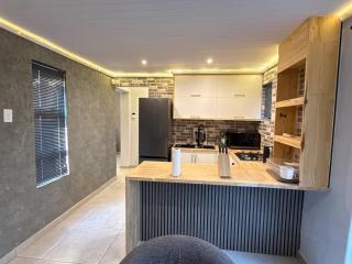 Modern Enclosed 1-Bedroom Guesthouse in Meyerspark - 5