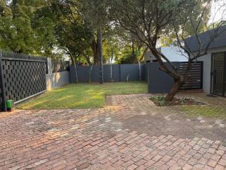 Modern Enclosed 1-Bedroom Guesthouse in Meyerspark - 4