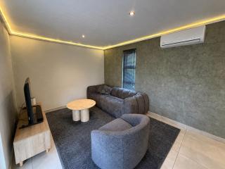 Modern Enclosed 1-Bedroom Guesthouse in Meyerspark - 2