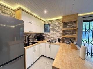 Modern Enclosed 1-Bedroom Guesthouse in Meyerspark - 1