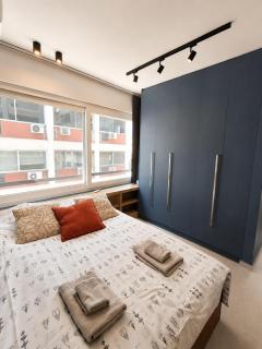 Warm urban-chic corner apartment - 8