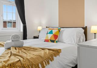 Modern 4 Bedroom House for 9 Guests With Free Parking by The Cosy Corner Nationwide - 2