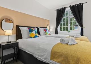 Modern 4 Bedroom House for 9 Guests With Free Parking by The Cosy Corner Nationwide - 8