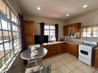 Port-of-Spain City Studio Kitchen AC & Fast Wi-Fi - 2
