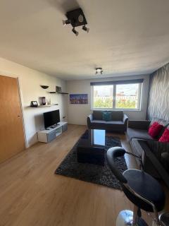 Great Value Century Wharf Apartment Near Cardiff Bay with Off Road Parking - 4