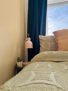 Cosmos Cottage - Colourful Home, Stunning Views - 3