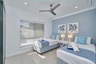 Villa Aura Private Pool Lakefront & Near Beach - 3