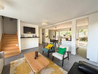 Modern house with garden, terrace, and parking - 9