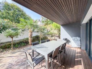 Modern house with garden, terrace, and parking - 7