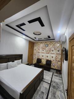 New Palace Guest House - 8