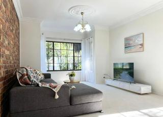 Elegant Family Residence Runcorn with Parking - 8