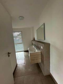 Moderne 4-Zimmer-Wohnung mit Balkon, Fernblick, Parkplatz, WLAN, Einbauküche, Bad & Gäste-WC - 2