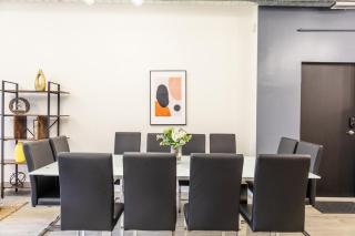 Group-Friendly 6BR Luxury Suite in Prime South Loop Location with Optional Parking and Gym Access Near McCormick Place, Soldier Field and Grant Park - 4