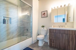 Convenient 2BR Suite in Prime Location with Gym Access & Optional Parking Near McCormick Place and Soldier Field - 4