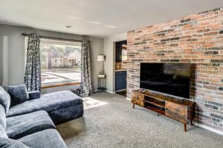 Shop, Dine, Walk to Houghton Lake! Family Getaway - 9