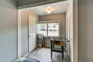 Shop, Dine, Walk to Houghton Lake! Family Getaway - 1