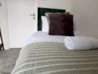 Large Apartment In Cardiff City Centre Sleeps 9 Perfect for Large Groups - 5