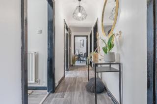 Stylish 3-Bed Retreat Near Birmingham Centre - 8
