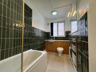Stylish 3-Bed Retreat Near Birmingham Centre - 5