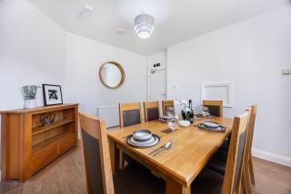 Beautiful 8 Bedroom, Large Garden, Parking 10 Cars - 3
