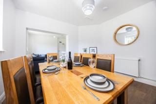 Beautiful 8 Bedroom, Large Garden, Parking 10 Cars - 2