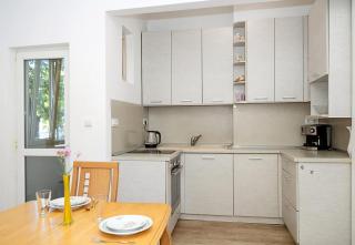 Comfortable Apartment Near the Sea Garden & Beach - 8