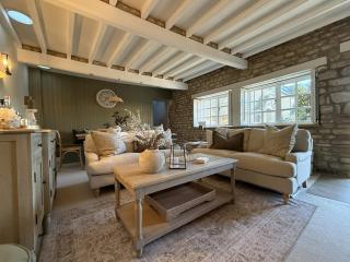 Rutland Cottage, Outdoor Copper Bath & Cosy Log Burner - 2