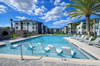 Modern King Bed Pool Gym Free Parking Near I95 - 4