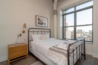 Convenient Cozy 2BR Loft with Optional Parking for 8 guests Near McCormick Place, Soldier Field and Lakefront Trail - 8