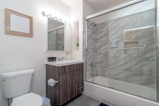 McCormick Place 3BR Luxury Penthouse Duplex with Personal Rooftop and Optional Parking for 8 guests in Chicago South Loop - 4