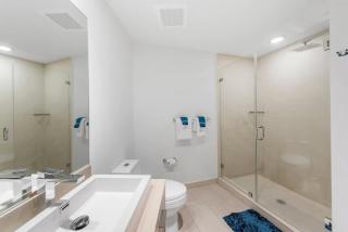 Luxury 1BR Ocean View by the Beach 21st Floor - 3